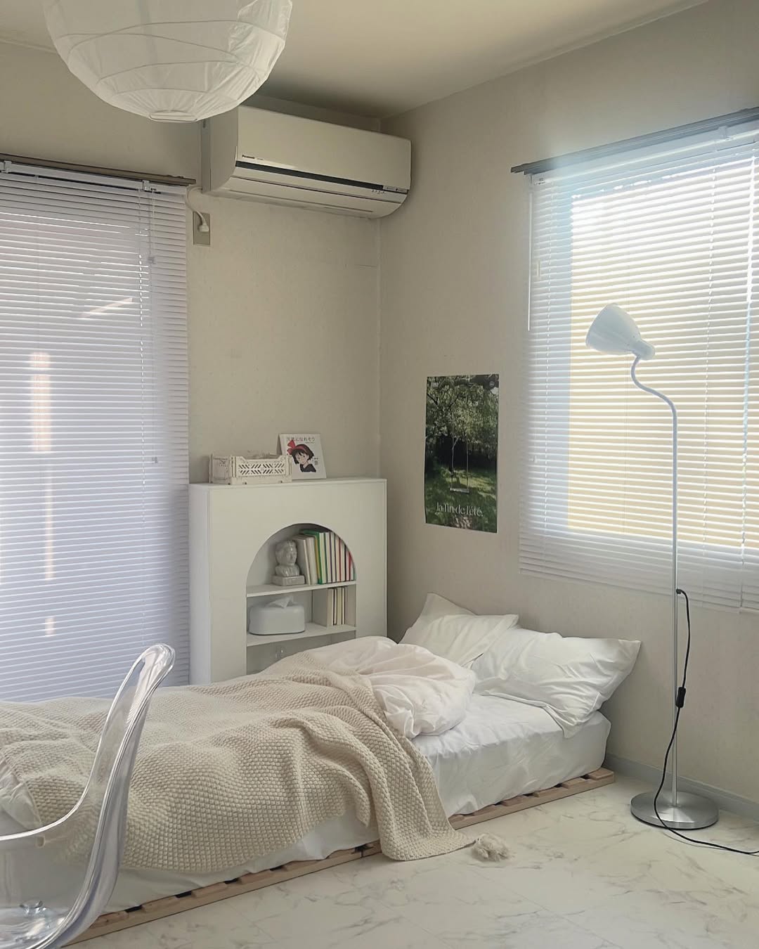大理石柄の床を取り入れた白を基調としたお部屋