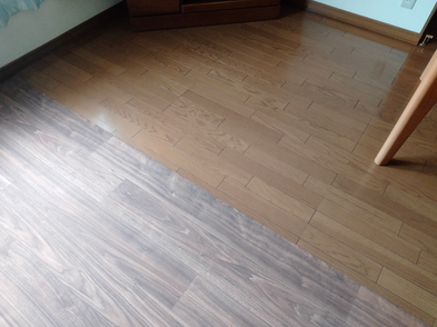 ペットマットを敷く前のお部屋。部分的な滑り止めマットを使用していた施工前の様子。