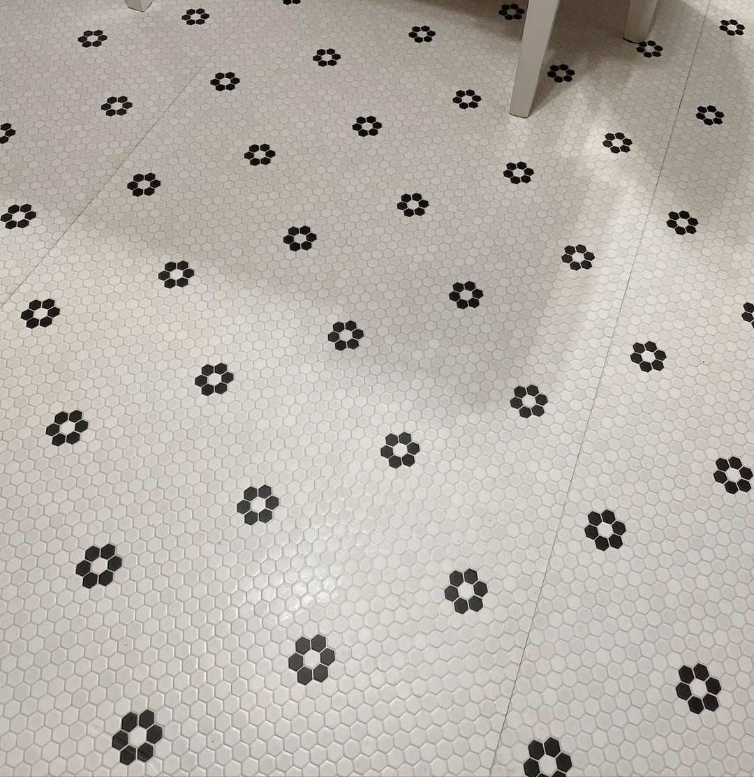 ヘキサフルール柄のクッションフロアを敷いた床のAfter写真