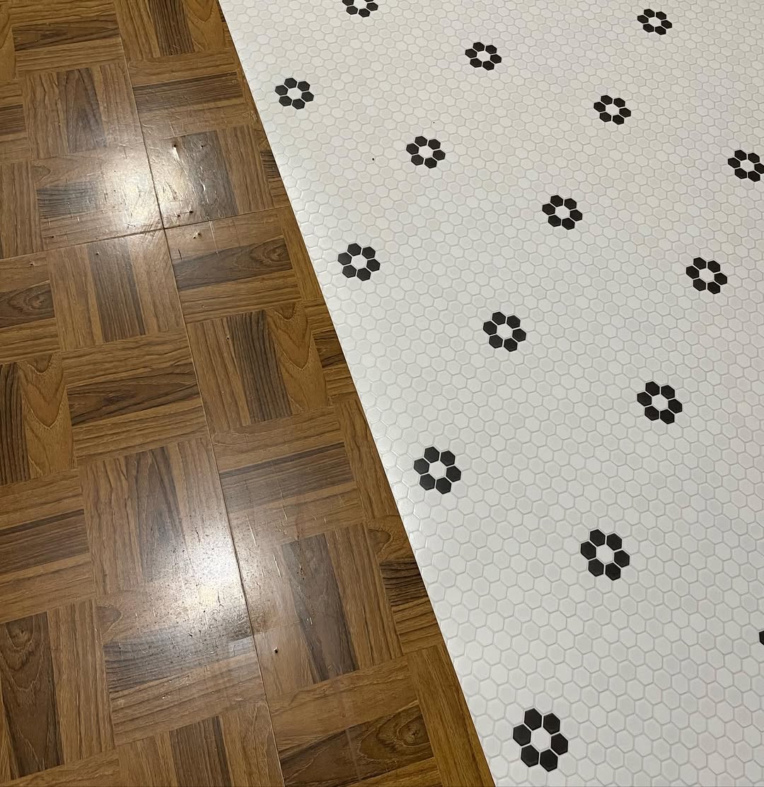 木目調の床とヘキサフルール柄のクッションフロアを並べたBeforeAfter比較