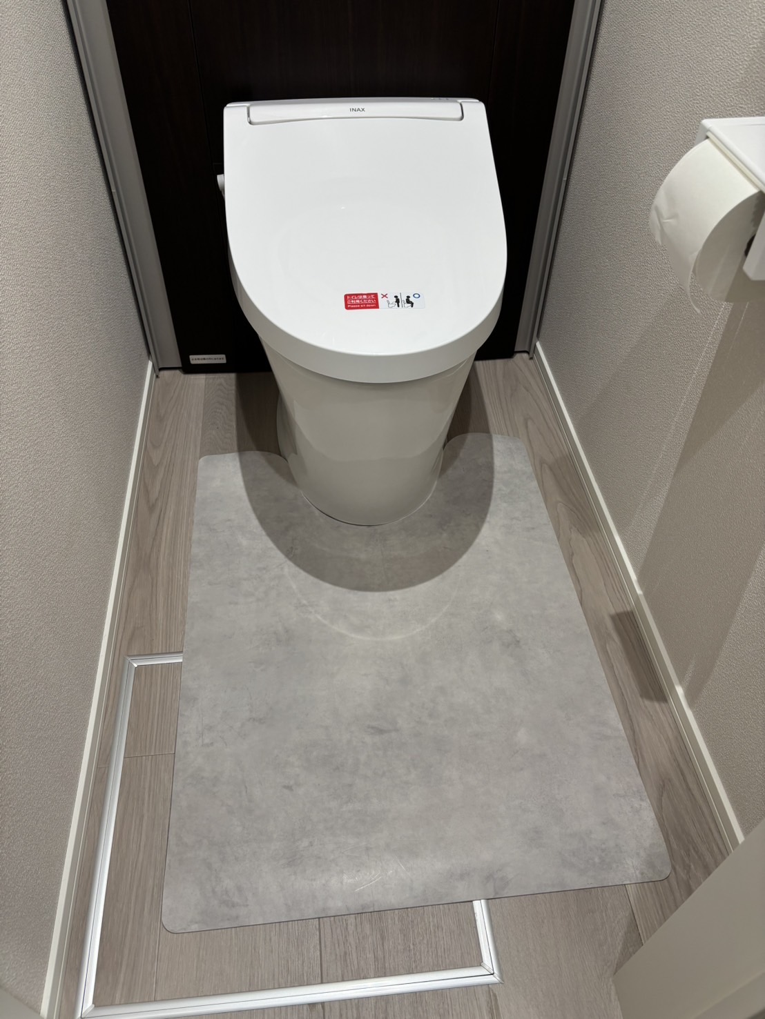 ラグリエのトイレマット インダストリアル ロングを新築オフィスのトイレに設置した様子。汚れを拭き取りやすく、清潔に保ちやすいトイレ空間。