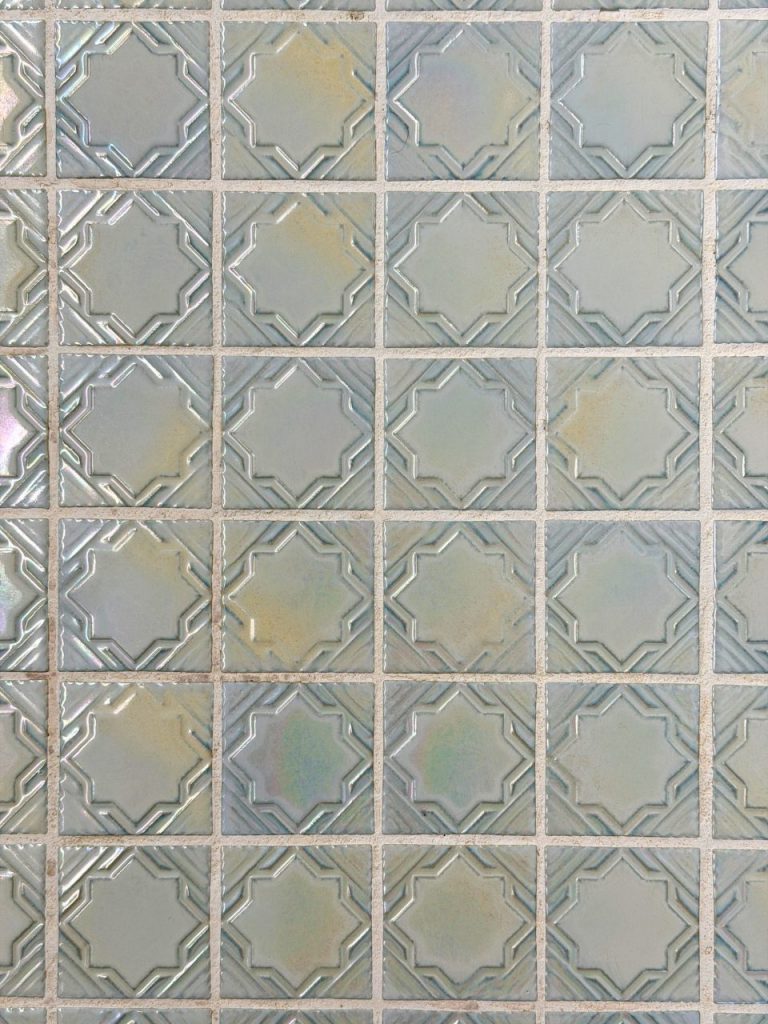 星のような模様が連なる十條湯の床タイル