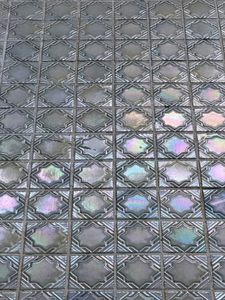 光を受けて七色にきらめく十條湯の床タイル