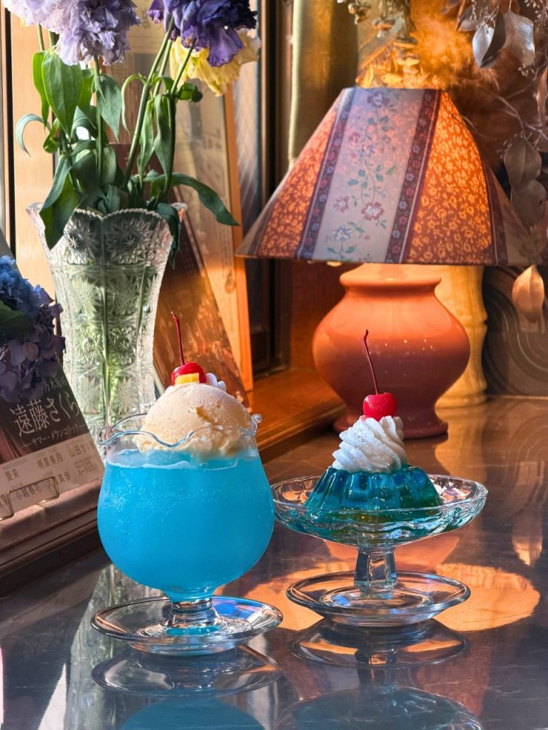 喫茶深海の青いクリームソーダと深海ゼリー