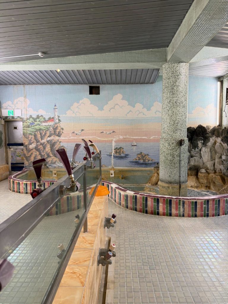 海辺の風景を描いたモザイクタイルが残る鷹取温泉の男湯