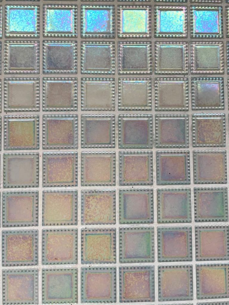 一枚ごとに異なる色合いが浮かぶ鷹取温泉の床タイル