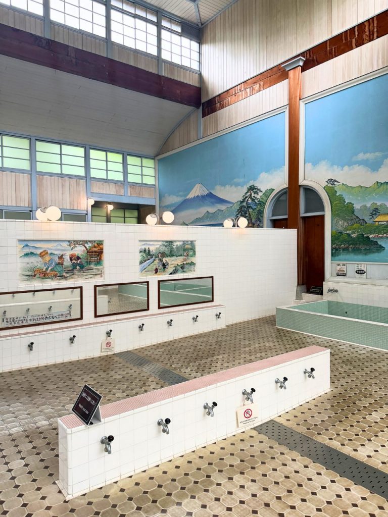 富士山のペンキ絵とタイル画が飾られた子宝湯の浴室