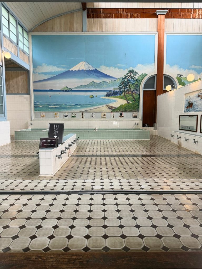 脱衣所から浴室まで八角形の床タイルが続く子宝湯